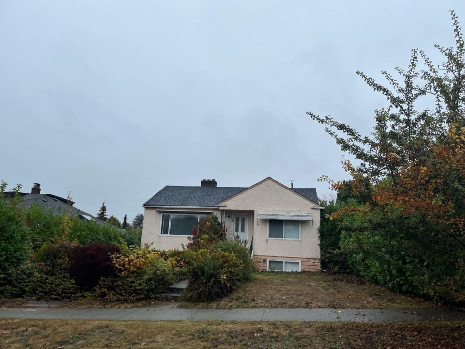 Photo 2 at 665 W 29th Avenue, Cambie, Vancouver West