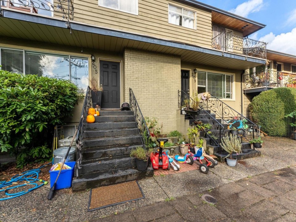 Photo 2 at 205 - 217 St. Davids Avenue, Lower Lonsdale, North Vancouver