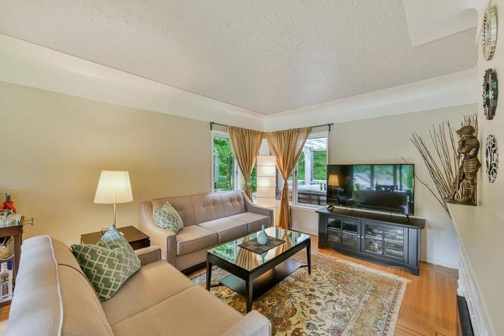 998 Belvedere Drive, Canyon Heights NV, North Vancouver 2