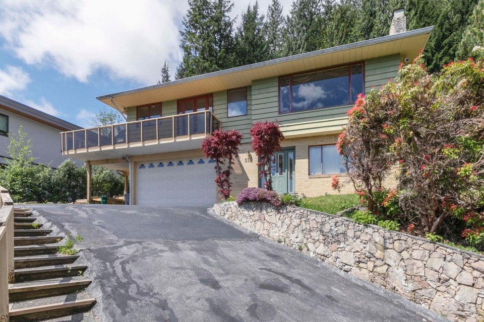 Photo 5 at 556 Ballantree Road, Glenmore, West Vancouver