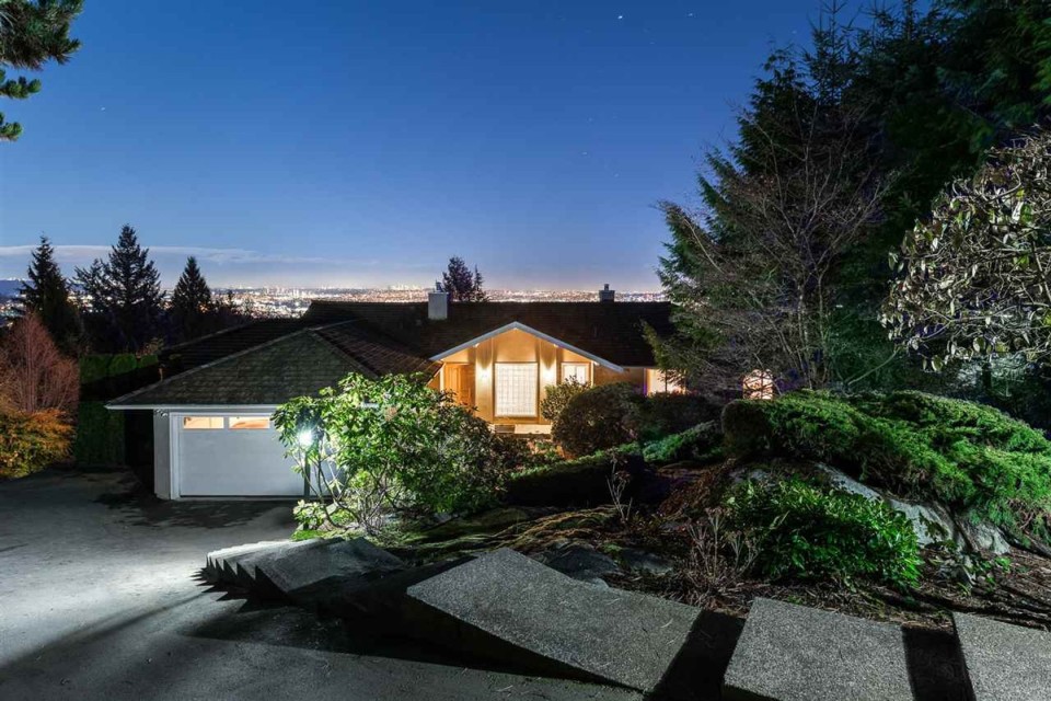Photo 2 at 1440 Sandhurst Place, Chartwell, West Vancouver