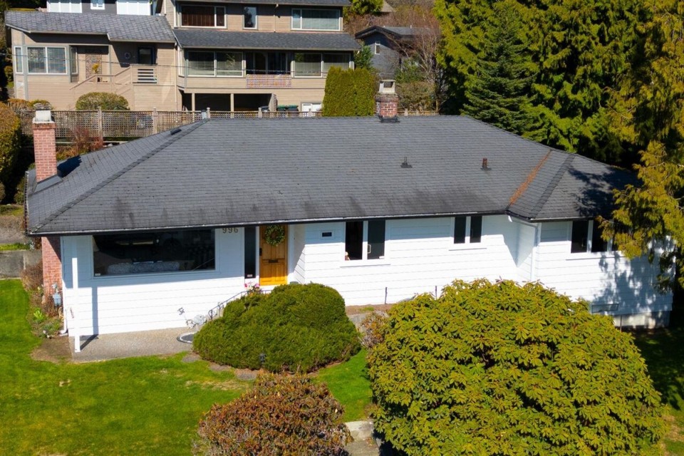 Photo 4 at 996 Beaumont Drive, Edgemont, North Vancouver