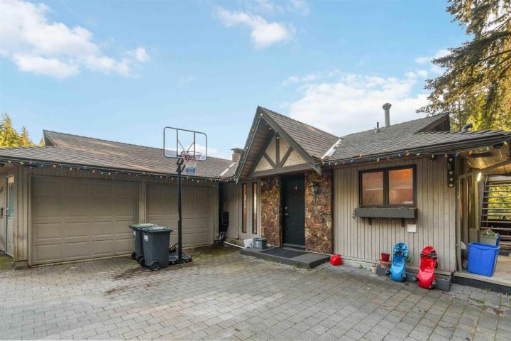 5189 Madeira Court, Canyon Heights NV, North Vancouver 2