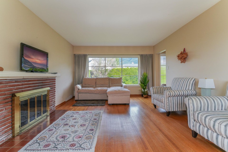 Photo 3 at 915 Wentworth Avenue, Forest Hills NV, North Vancouver