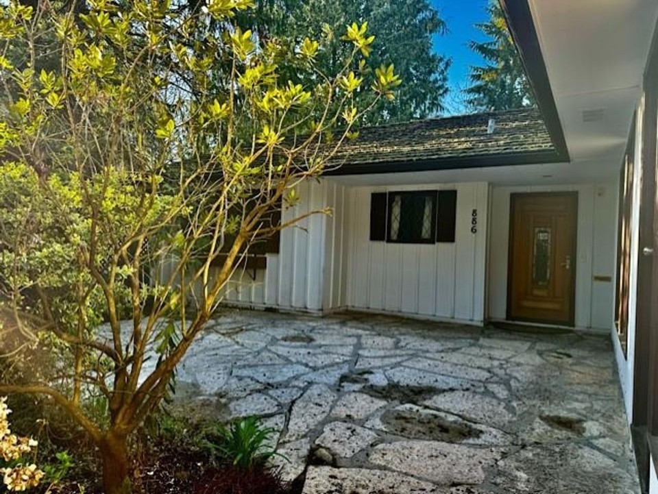 Photo 2 at 886 E 29th Street, Lynn Valley, North Vancouver
