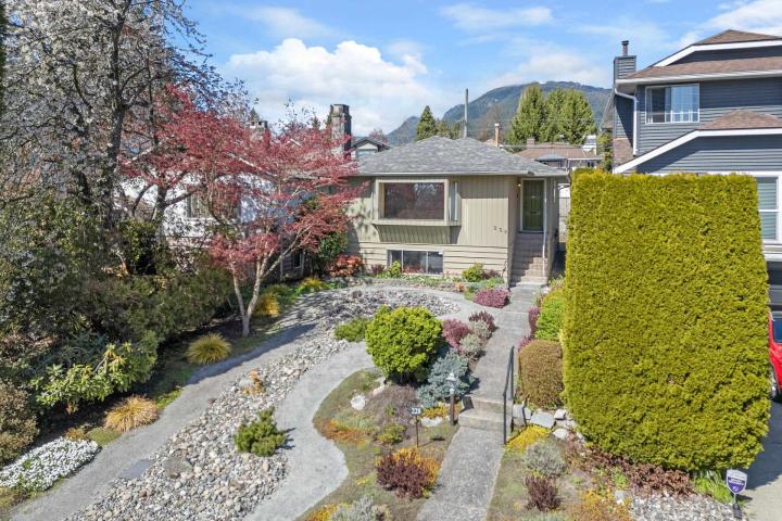 228 W 27th Street, Upper Lonsdale, North Vancouver 2