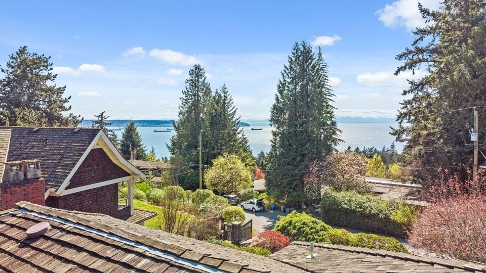 Photo 18 at 2665 Rosebery Avenue, Queens, West Vancouver