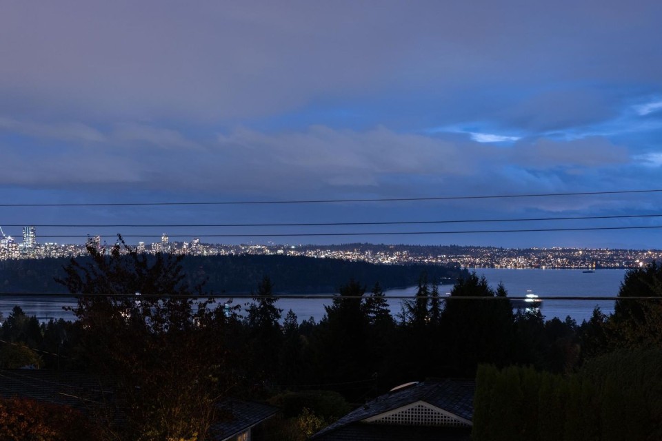 Photo 4 at 1895 Rosebery Avenue, Queens, West Vancouver